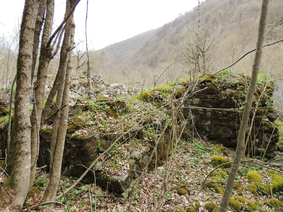 Развалины гостевого дома у монастыря "Дарбасут ехцы". Развалины гостевого дома у монастыря "Дарбасут ехцы".