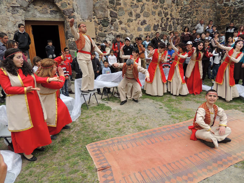 Сцена из спектакля &laquo;Сасунци Давид&raquo;.