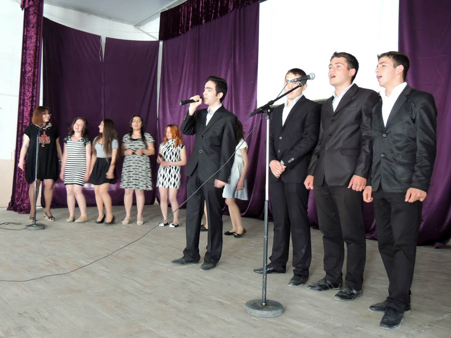 Парни и девушки сиплоняют песни из к/ф, где звучит музыка Микаэла Леовноича. Парни и девушки сиплоняют песни из к/ф, где звучит музыка Микаэла Леовноича.