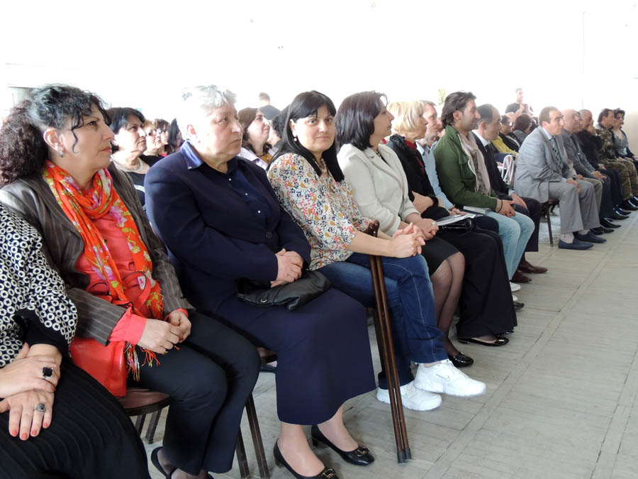 В первом ряду приглашённые гости. В первом ряду приглашённые гости.