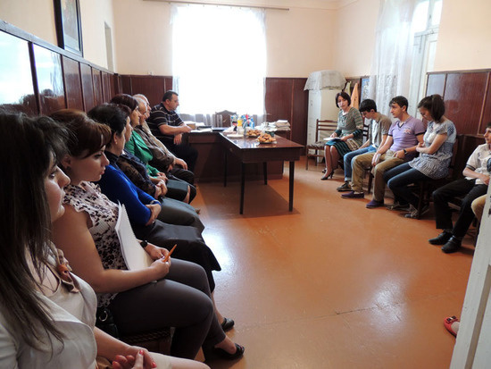 По правую сторону сели, в основном, молодёжь, по левую - их "оппоненты" По правую сторону сели, в основном, молодёжь, по левую - их "оппоненты"