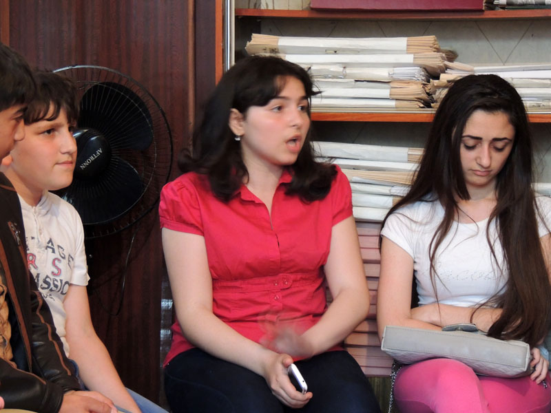 Нана, ученица 9 класса Мартунинской средней школы: "Я думаю, что кто хочет учиться, тот будет учиться и не надо говорить, что кто то в этом виноват. Можно у себя иметь телефон и не обратить на это внимание. У нас есть хорошие учителя, мы их уважаем и пытаемся у них учится всему, они для нас можно сказать авторитет.  А тот, кто хочет найти причину не учиться, то всегда это найдет&raquo;.