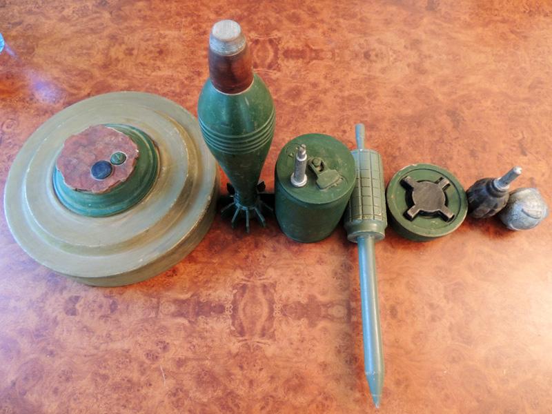 Слева на право: противотанковая мина; снаряд от миномёта; противопехотная мина &laquo;Лягушка&raquo;,  ПЗМ (противопехотная заградительная мина), обе эти мины предназначены для уничтожения группы людей; противопехотная мина, предназначенная для уничтожения одного человека; граната &laquo;Ф-1 (противопехотная, оборонительная)&raquo; и шариковая авиабомба.