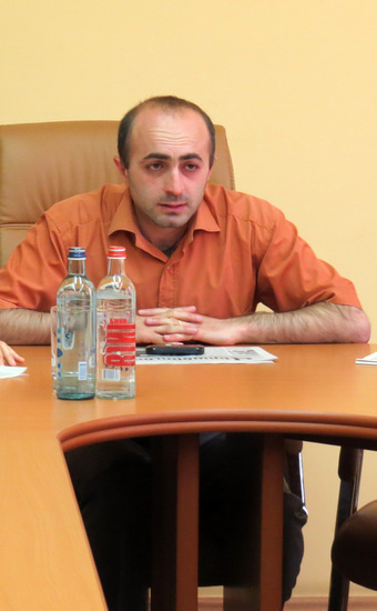 Айк Ханумян, председатель партии «Национальное Возрождение». Айк Ханумян, председатель партии «Национальное Возрождение».