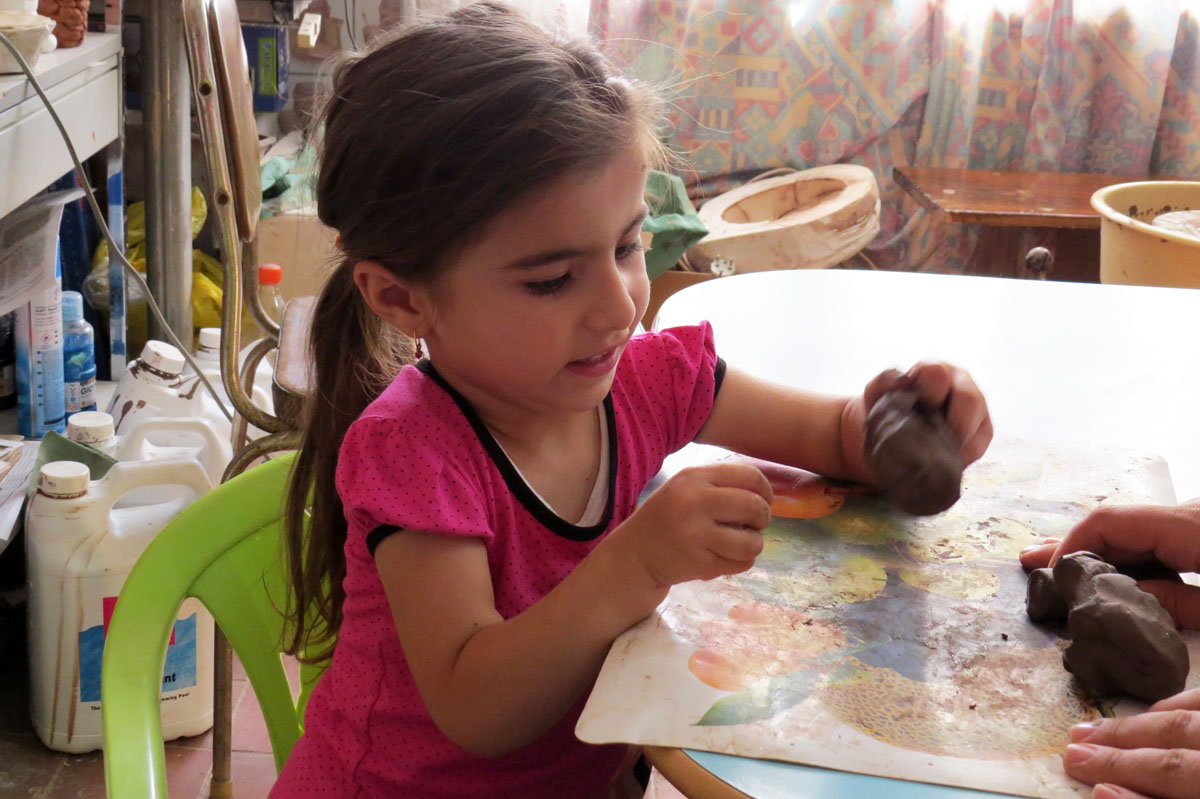 Ани старается двумя ручками сделать то, что ей подсказывает Сероб Ани старается двумя ручками сделать то, что ей подсказывает Сероб