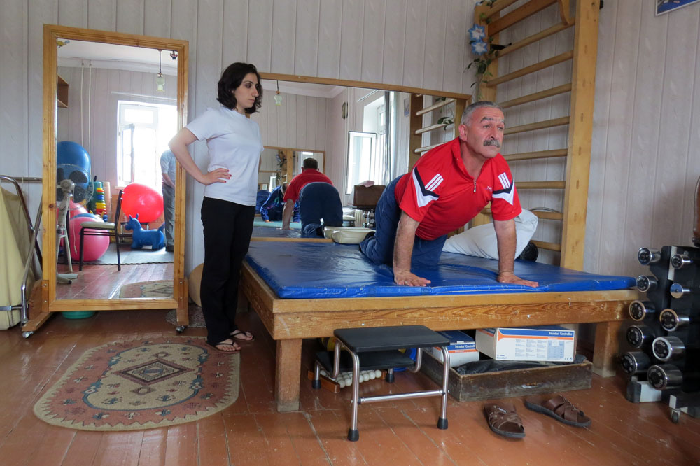 Нане Авакян проводит с пациентами лечебную физкультуру. Нане Авакян проводит с пациентами лечебную физкультуру.