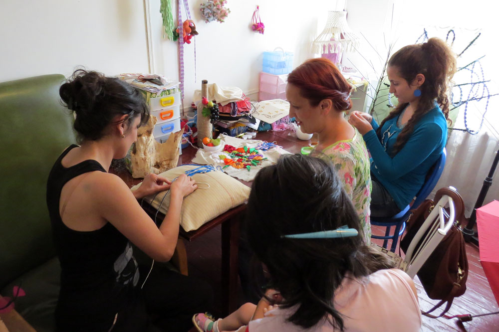 В свободное время вышивают макраме. Это развивает мелкую моторику. В свободное время вышивают макраме. Это развивает мелкую моторику.