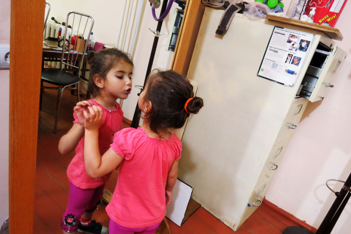 Ани любит смотреть на своё отражение в зеркале и играться с зеркалом. Ани любит смотреть на своё отражение в зеркале и играться с зеркалом.