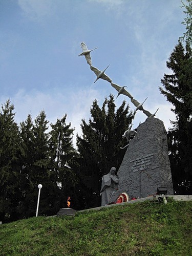 Все семь братьев Газдановых – Махомат, Дзарахмат, Хаджисмел, Махарбек, Созрыко, Шамиль и Хасанбек – добровольцами ушли воевать. Все семеро погибли. Последняя похоронка пришла из Берлина... Все семь братьев Газдановых – Махомат, Дзарахмат, Хаджисмел, Махарбек, Созрыко, Шамиль и Хасанбек – добровольцами ушли воевать. Все семеро погибли. Последняя похоронка пришла из Берлина...