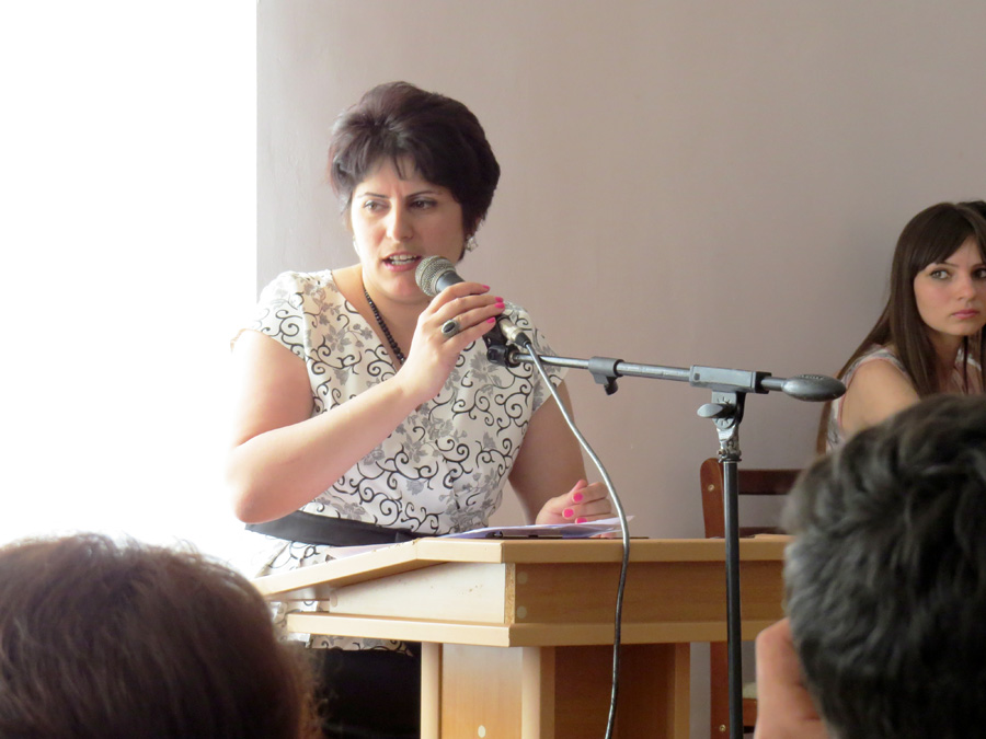 Ведущая мероприятия, преподаватель средней школы Меланья Саркисян приглашает команды.