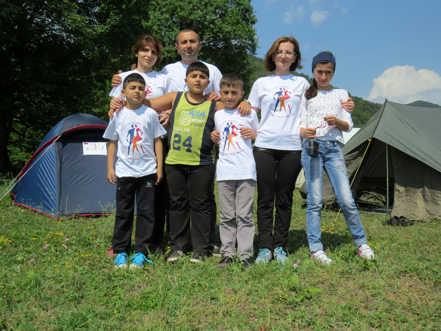 Севумяны и Сафаряны из Степанакерта. попросили сфотографировать их на память