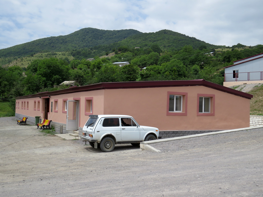 Правая часть здания сельская администрация, левая - медпункт