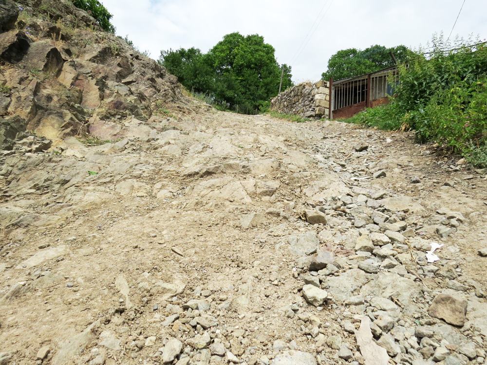 Верх села, скалистая дорога по которой только пешком или на УАЗике, Ниве можно пройти, прехать.