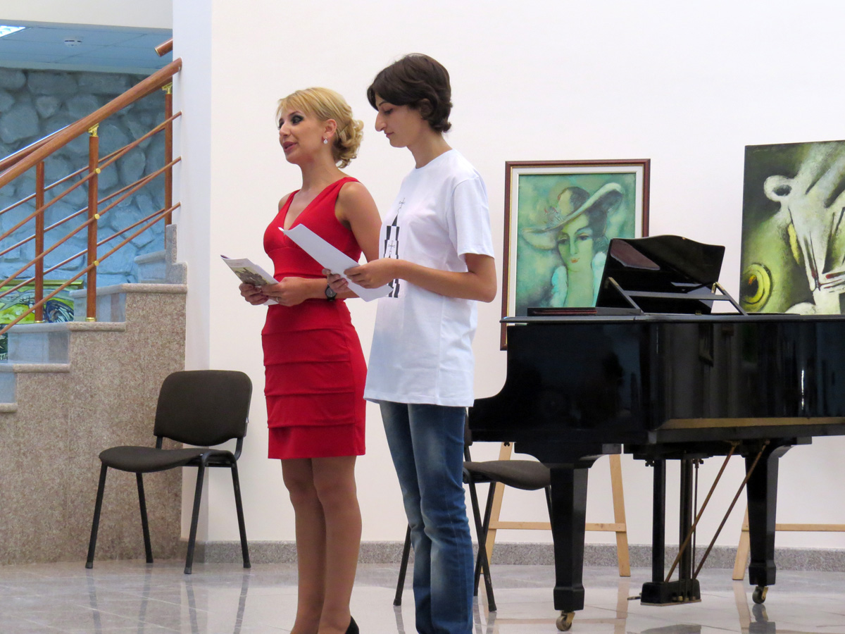 Ведущай мероприятия Цовинар Багдасарян (слева) с переводчицей Гаяне Петросян. Ведущай мероприятия Цовинар Багдасарян (слева) с переводчицей Гаяне Петросян.