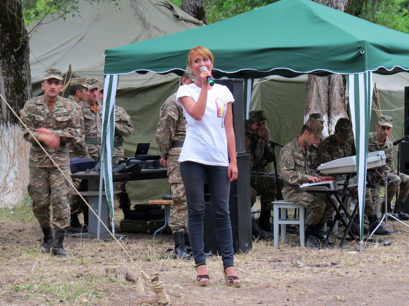 Стихи читает Роза Серобян, вожатая, Карвачар. Стихи читает Роза Серобян, вожатая, Карвачар.