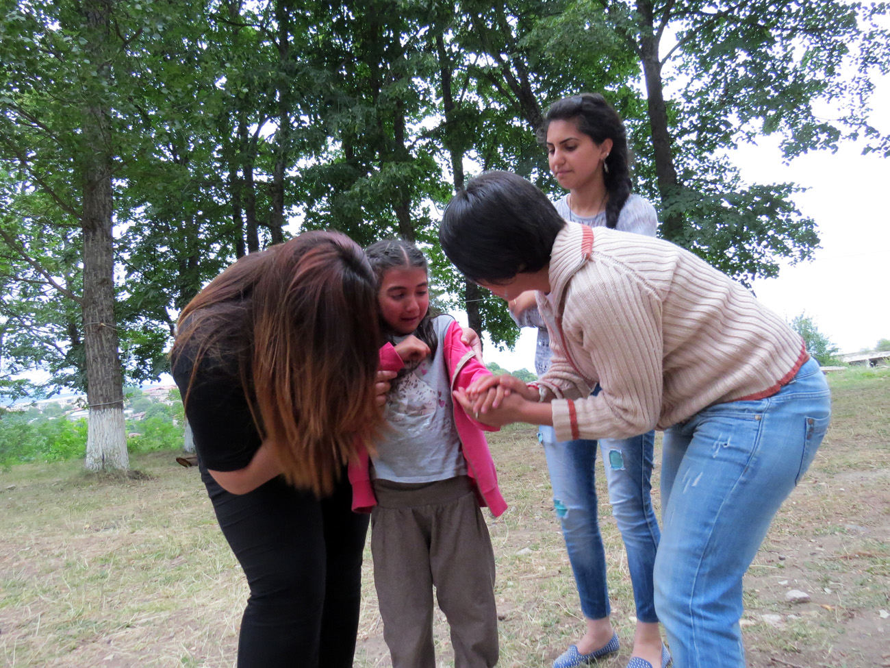Малышку Марию так и не смоги успокоить, не хотела узжать из лагеря... Малышку Марию так и не смоги успокоить, не хотела узжать из лагеря...