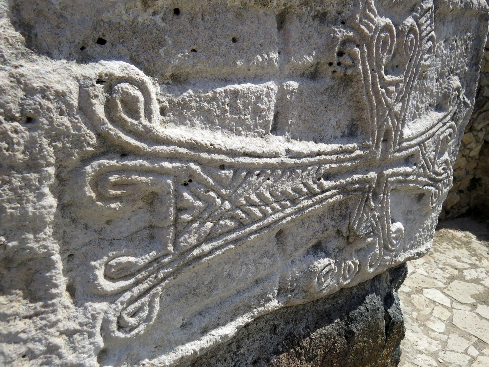 Церковь &laquo;Пустынь Кусаноц&raquo;. Хачкар замурованный в стене. Использован как строительный материал. Южная часть монастыря.