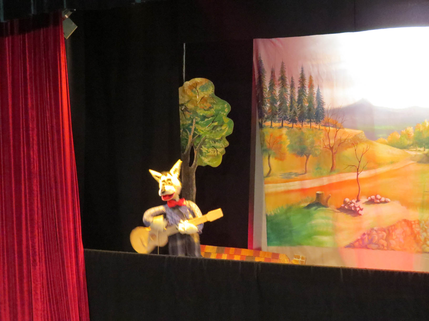 Отрывки из их спектаклей &laquo;Пёс и кот&raquo; (Ованес Туманян), &laquo;Три поросёнка&raquo; (сценарий Ерванда Манасяна) и &laquo;Птица&raquo; (Ованес Туманян).