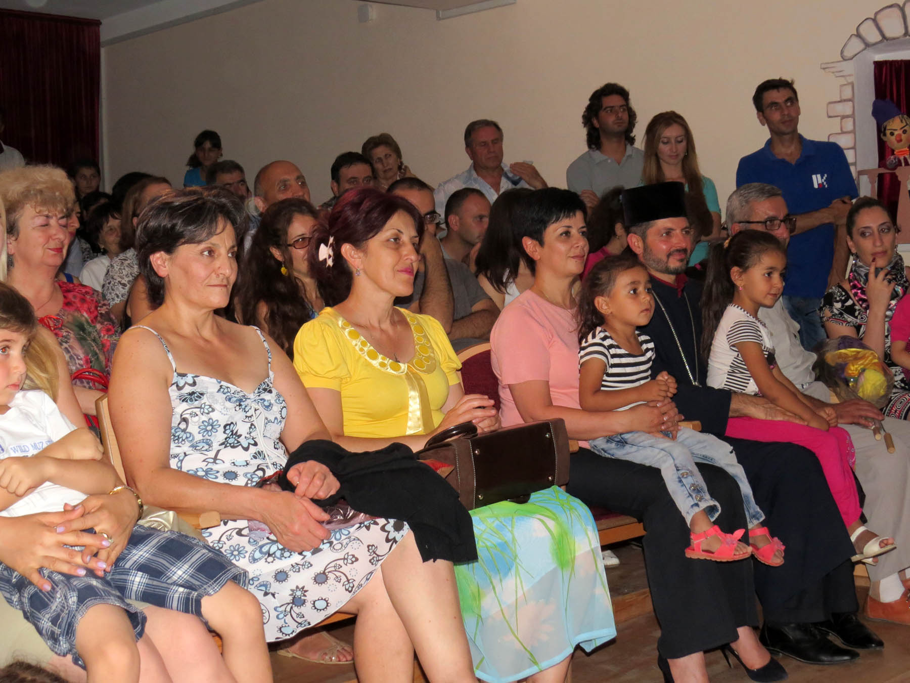 Две девочки удобно примостились на коленях министра культуры и настоятеля церкви.