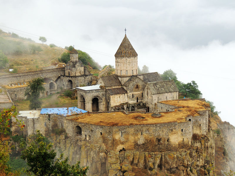 На очень короткое время нашему взору открылся величественный Татев... На очень короткое время нашему взору открылся величественный Татев...