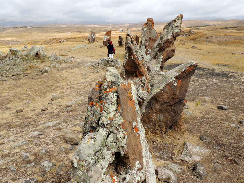 Двухметровые заостренные глыбы тянутся точно с юга на север... Двухметровые заостренные глыбы тянутся точно с юга на север...