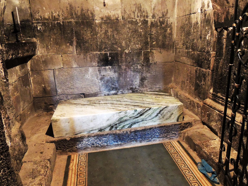 В монастыре. Надгробная плита. В монастыре. Надгробная плита.