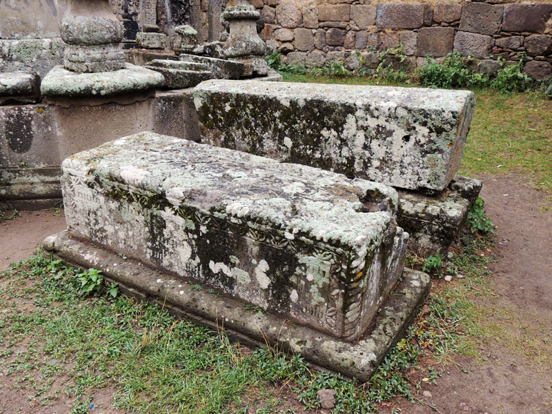 Могильные плиты во дворе монастыря. Могильные плиты во дворе монастыря.