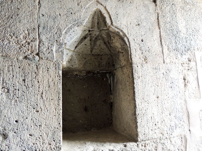 Ниша в одной из многочисленных комнат монастыря. Ниша в одной из многочисленных комнат монастыря.