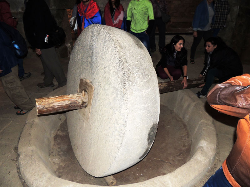 В 17 веке, вне стен монастыря, чтобы не нарушать покой монастырской жизни, была построена маслодавильня. Производилось масло из льна, конопли, кунжута.Один из инструментов, при помощи которого делали масло. В 17 веке, вне стен монастыря, чтобы не нарушать покой монастырской жизни, была построена маслодавильня. Производилось масло из льна, конопли, кунжута.Один из инструментов, при помощи которого делали масло.