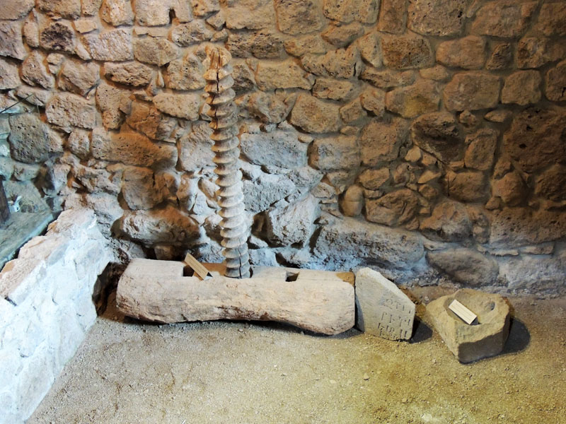 Один из инструментов, при помощи которого изготавливали масло. Один из инструментов, при помощи которого изготавливали масло.