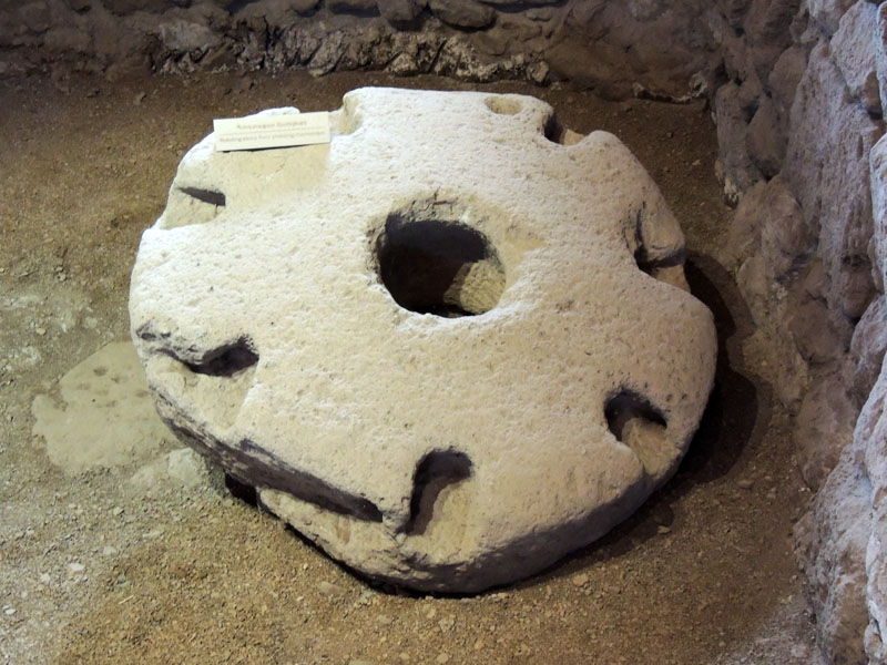 Один из инструментов, при помощи которого изготавливали масло. Один из инструментов, при помощи которого изготавливали масло.