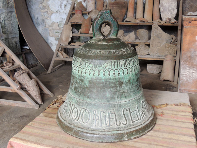 Старинный колокол. Старинный колокол.