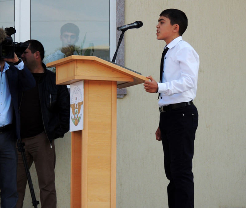 Ученик школы Арташес Григорян читает стихотворение, посвящённое погибшим фидаинам в карабахской войне.