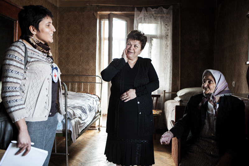 Этери Мусаелян, сотрудник информационного отдела посетила пожилую одинокую женщину. Этери Мусаелян, сотрудник информационного отдела посетила пожилую одинокую женщину.