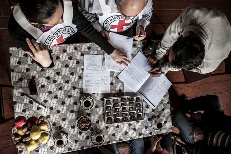 Сотрудники отдела по розыску собирают подробные данные о без вести пропавших членах семьи. Сотрудники отдела по розыску собирают подробные данные о без вести пропавших членах семьи.