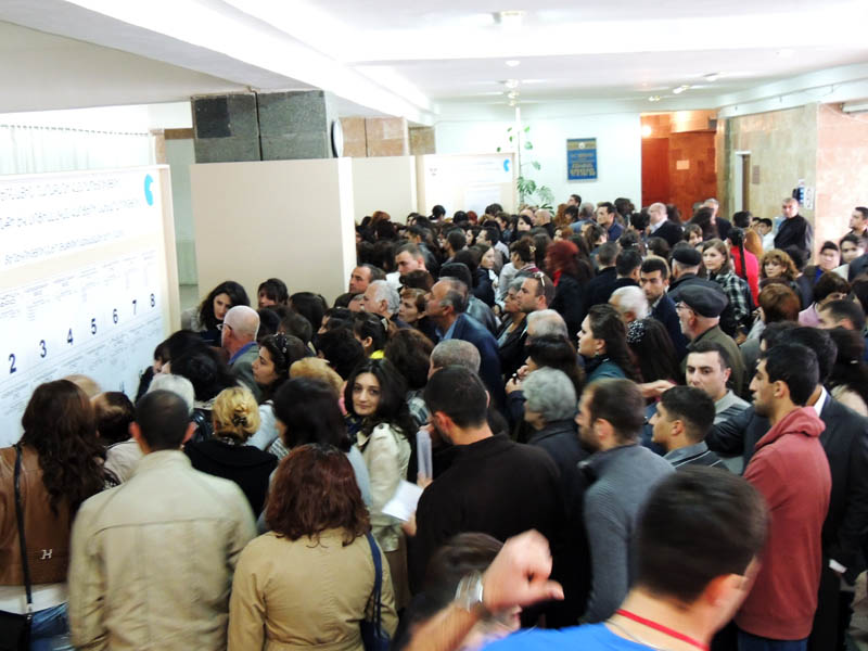 Перед стендом со списками работодателей. Перед стендом со списками работодателей.