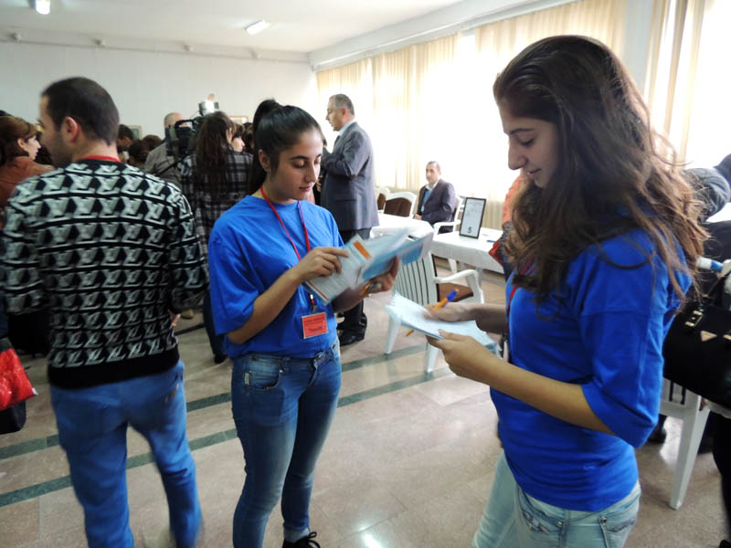 Девушки из НПО Айки серунд помогают министерству в этом фестивале. Девушки из НПО Айки серунд помогают министерству в этом фестивале.