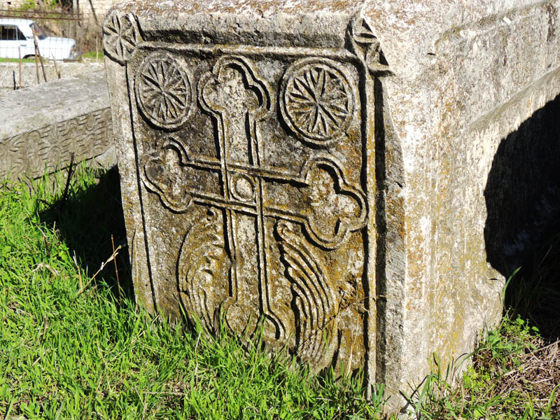 Бокавая часть могильных камней.