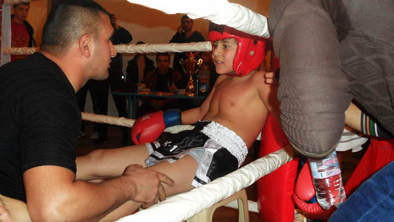 Выслушивает наставление тренера Гарегина Агабаляна, после первого раунда, Тигран Григорян  (8 лет) - 2 место. Фото предоставил Даниел Мкртчян.