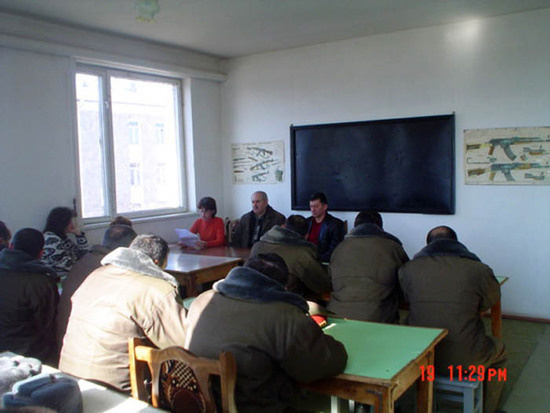 Лекция с персоналом Следственного изолятора по ознакомлению с Минимальными                        стандартными правилами ООН по обращению с заключёнными и задержанными. 2007г. Фото из моего личного архива.