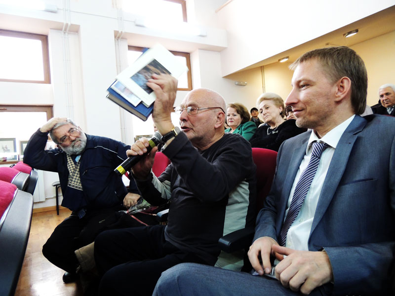 Ким Бакши делится своим мнением о творчестве Лермонтова. Слева от него Виктор Коноплёв.