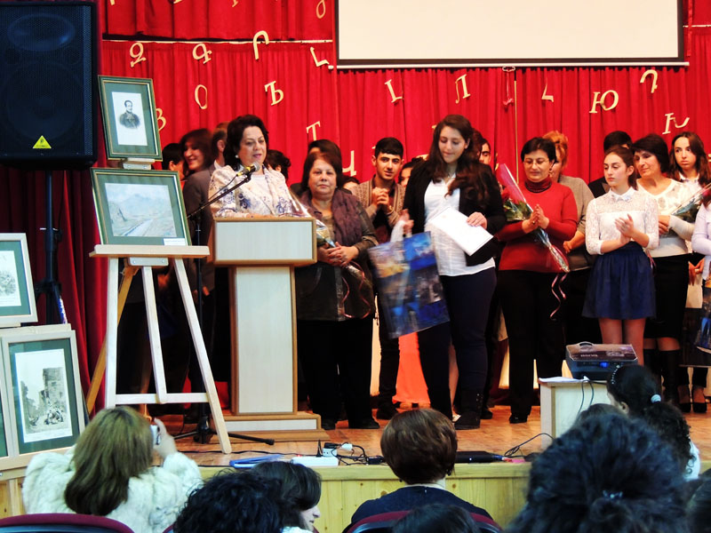 Председатель жюри - ректор университета Месроп Маштоц Донара Габриелян объявляет победителей.