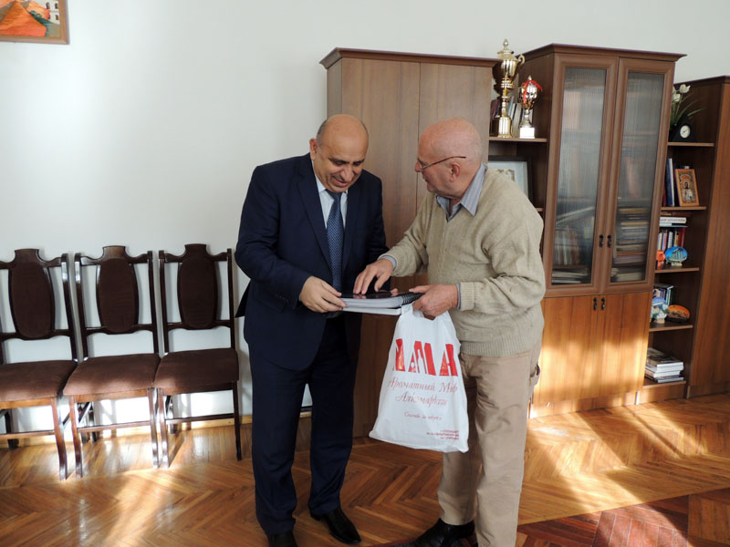 Министр просвещения НКР Слава Асрян и российский писатель, кинематографист Ким Бакши.