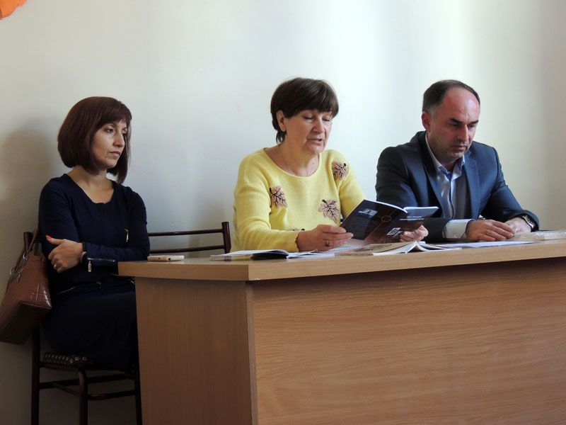 Людмила Евгеньевна читает отрывки из рассказов Ашота Бегларяна.