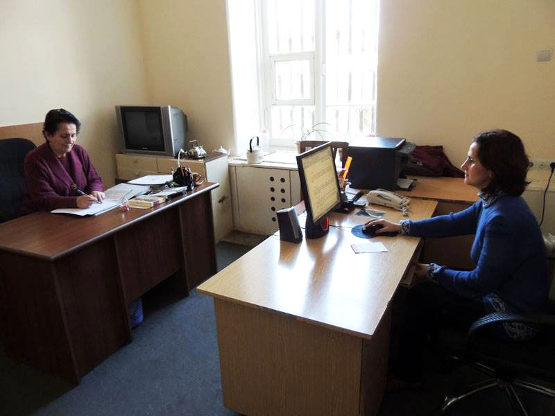 Слева на право: серкетарь ЦИК Рая Назарян и главный специалист Сирануш Айрапетян.