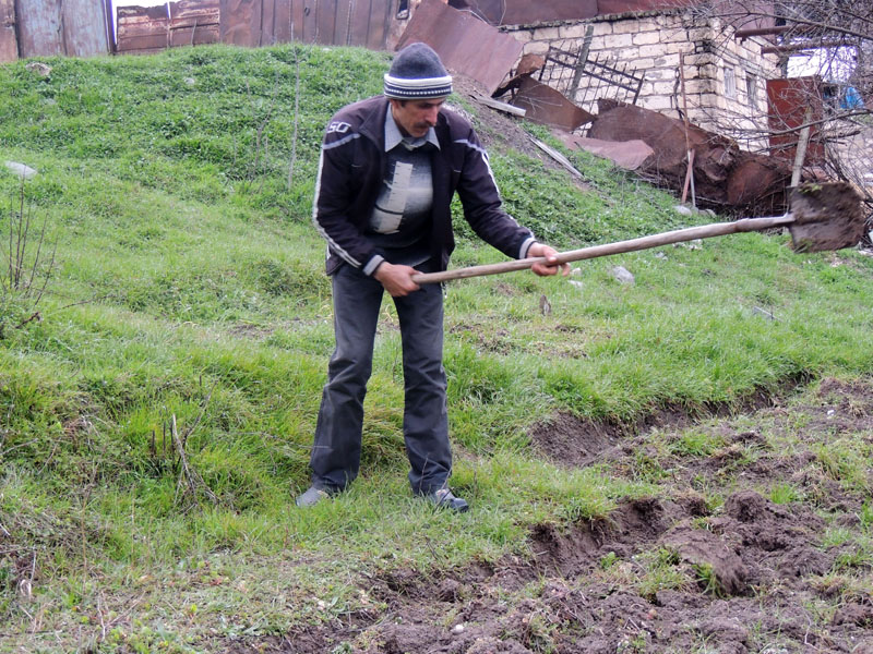Когда мы вошли во двор, Каро, среднего роста, худощавый мужчина, с лопатой в руках работал на огороде &ndash; взрыхлял землю на небольшом участке земли...