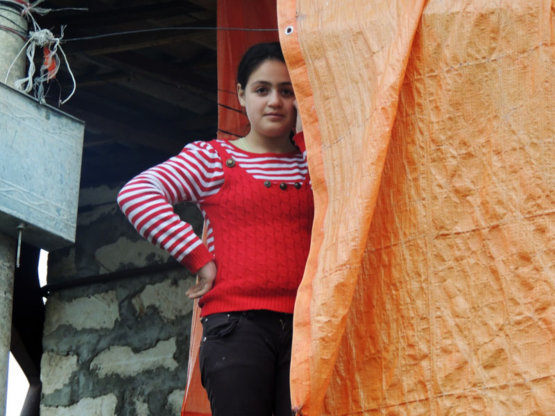 Анна смотрит, что я фотографирую у них во дворе.