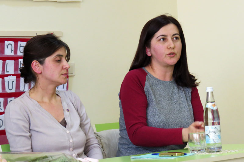 Асмик Есаян (справа), представитель министерства образования НКР.
