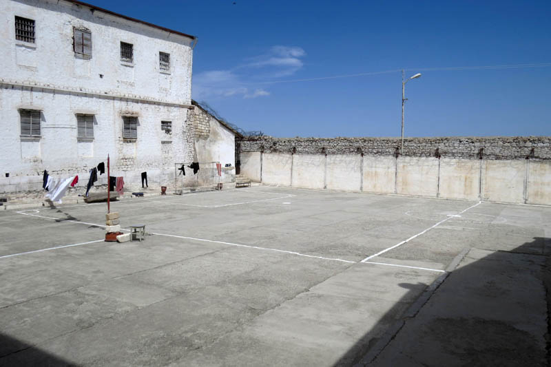 Внутренний двор полуоткрытого режима служит и для прогулок.