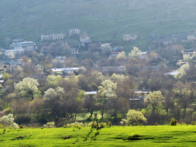 с.Тагут Гадрутского района. Приближено зумом.